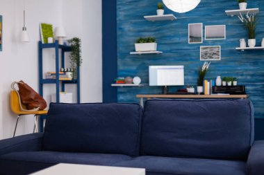 Modern oturma odasında kimse yok.