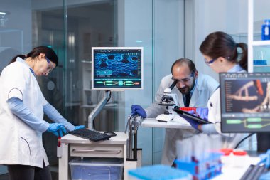 Ekip virüs evrimini ve virüs reaksiyonunu inceliyor