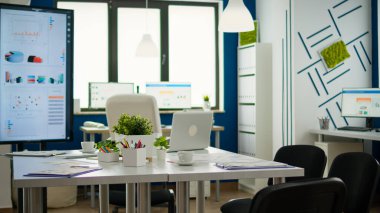 Boş bir başlangıç ofisi, konferans masası olan rahat bir ışık şirketi odası.