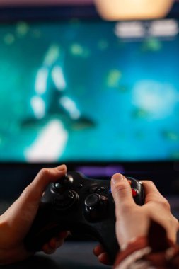 Kablosuz joystick 'i kapat, oyun oynatıcı online video oyunları oynuyor