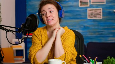 Web aboneleri için çevrimiçi internet içeriği oluşturan nüfuz edici