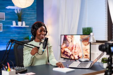 Vlog yazarı dinleyicisiyle konuşurken