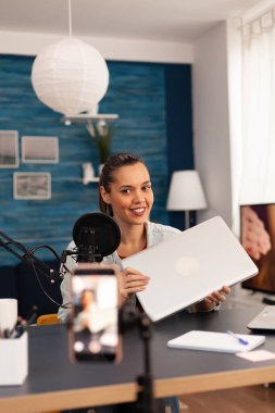 Podcast sırasında hediye vermek için yeni dizüstü bilgisayar sunan nüfuz edici