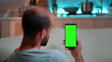 Beyaz erkek telefonda çevrimiçi sosyal bilgileri okuyor