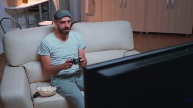 Oyun yarışması sırasında futbol oyunu oynayan hayal kırıklığına uğramış oyuncu