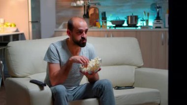 Kafkasyalı bir adam tek başına maç izliyor.