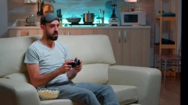 Hüsrana uğramış profesyonel oyuncu oyun yarışmasını kaybetti