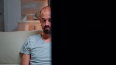 Son teslim tarihi için internet bilgilerine odaklanmış bir adam