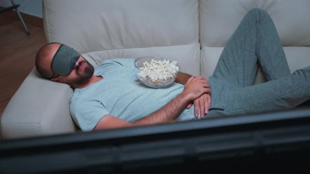 Caucasiano macho adormecer enquanto assiste filme show sentado no sofá — Vídeo de Stock