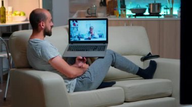 İnternetteki teletıp görüntülü konuşma sırasında hasta bir hasta doktorla konuşuyor.