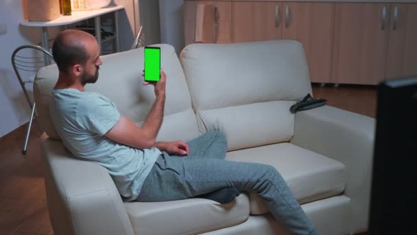 Caucasian male looking phone with at mock up green screen chroma key display — Stock Video