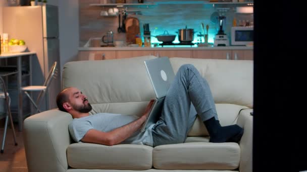 Unavený muž usíná při práci na internetovém komunikačním projektu — Stock video