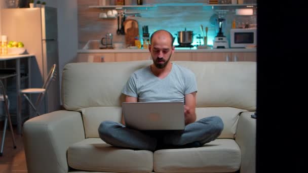 Homme fatigué en pyjama naviguant sur Internet informations sur le mode de vie — Video