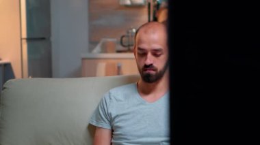 Dizüstü bilgisayar kullanarak internet iletişimi projesinde çalışan yorgun adam
