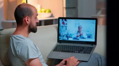 Online teletıp danışmanlığı sırasında beyaz erkek doktor doktor ile sohbet ediyor.