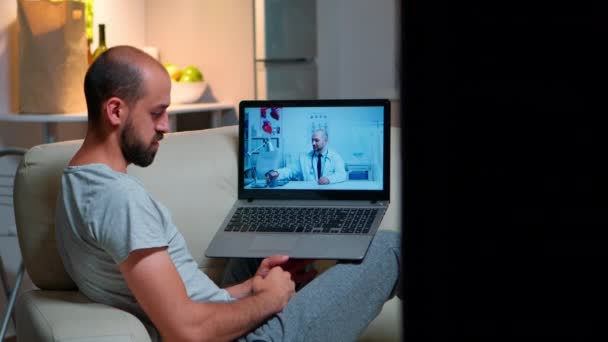 Хворий чоловік має онлайн-консультацію з телемедицини під час ковадла-19 — стокове відео