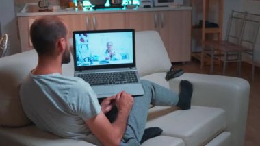 Hasta hasta doktor ile çevrimiçi teletıp randevusu sırasında konuşuyor.