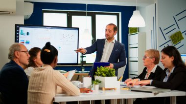 Büyüme analizi ile dijital etkileşimli beyaz tahtaya işaret eden yönetici