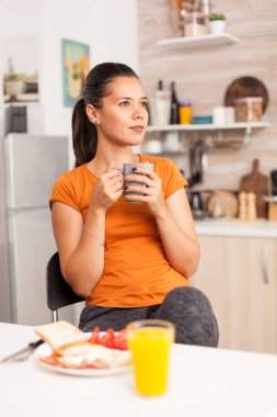 Bir fincan kahveyi yalnız içiyorum.