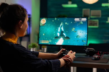 Kablosuz joystick tutan beyaz kadın.