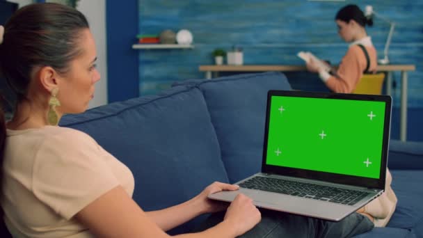 Mujer de negocios que trabaja en el ordenador portátil con pantalla verde simulada — Vídeos de Stock