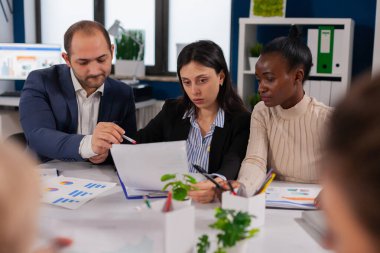 Girişimciler ve iş adamları konferansı toplantı odasında tartışılıyor