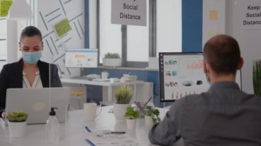 Ofisteki mali stratejiyi araştıran iş ekibi