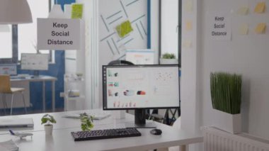 Boş modern iş bürolarında sosyal uzaklık tabelaları ve posterleri sakla