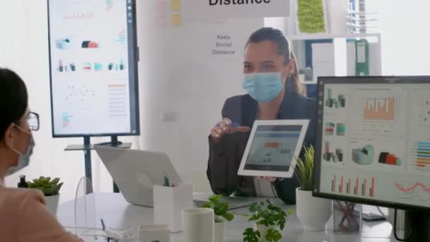 Zpět záběr obchodní ženy s lékařskou obličejovou maskou pracuje společně — Stock video