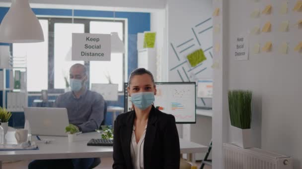 Retrato de la mujer gerente con mascarilla facial para prevenir la infección con coronavirus — Vídeo de stock