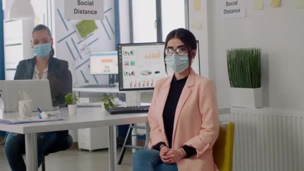 女企业家戴口罩以防止感染弧菌病毒的画像 — 图库视频影像