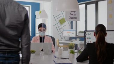 Yüz maskeli iş ekibi pazarlama projesi planlıyor
