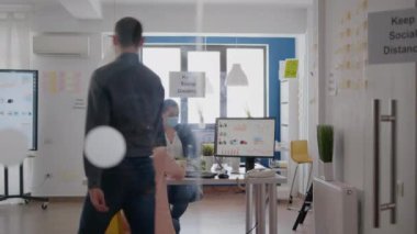 Tıbbi maskeli iş kadınları yönetim istatistikleri hakkında konuşuyor