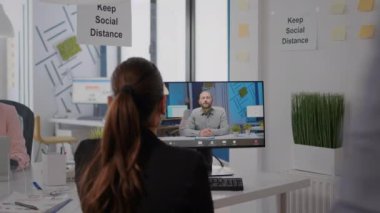 Video konferansında yüz maskesi takan iş kadınının arka plan görüntüsü