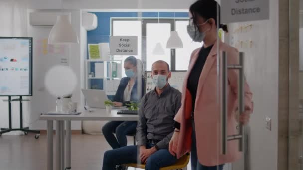 Portret van een ondernemer met een beschermend gezichtsmasker tegen een coronaviruspandemie — Stockvideo