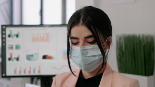 Крупним планом бізнес-леді в медичній масці для обличчя, щоб уникнути вірусної інфекції — стокове відео