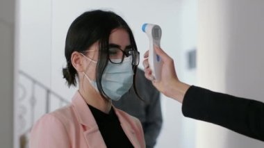 Serbest çalışan üniversitelerin sıcaklığını ölçmek için tıbbi termometre kullanın.