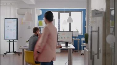 Koruyucu yüz maskeli bir iş adamı telefonda konuşuyor.