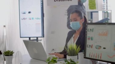 Yüz maskesi olan yönetici yönetici pazarlama bilgisi