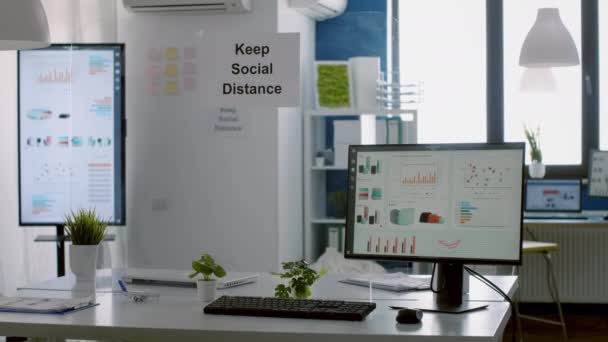 Modernes, leeres Büro mit Plastikabscheidern und sozialem Abstand — Stockvideo