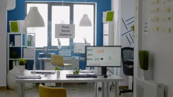 Ponechat značku sociální vzdálenosti v prázdné kanceláři — Stock video