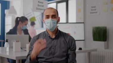 Çevrimiçi video görüşmesi sırasında yüz maskesi takan serbest çalışan Pov