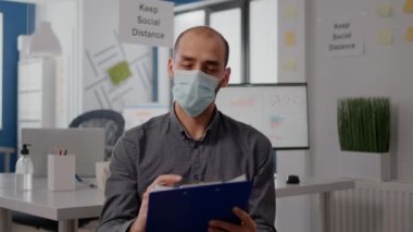 Zoom toplantısı sırasında koruyucu maskeli bir girişimci.