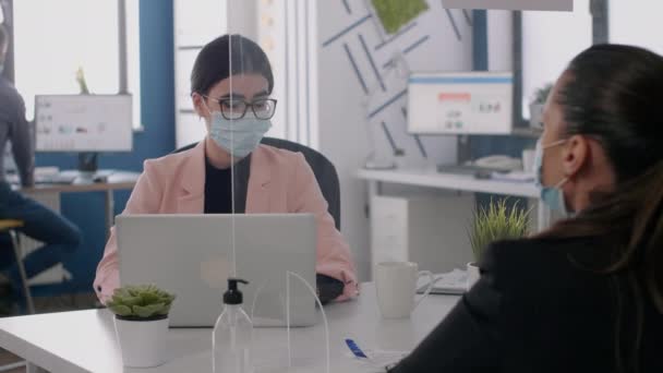 Geschäftsteam mit Gesichtsmasken arbeitet an Marketing-Ideen — Stockvideo