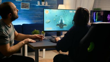 Profesyonel oyun çifti uzay nişancısı oyunları oynuyor