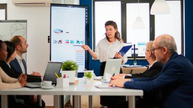 Finansal sunum yapan kadın yönetici koç sunucusu