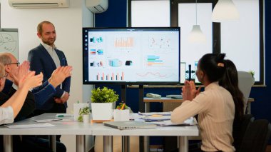 Gülümseyen seyirciler bir iş seminerinde alkışlıyorlar.