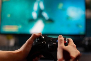 Kablosuz konsolu kapat, oyuncu çevrimiçi uzay nişancısı oyunu oynuyor