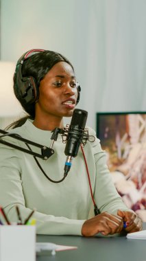 Online programın sunucusu siyahi kadın dizüstü bilgisayarla konuşuyor.