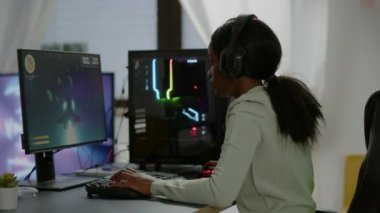 Afrikalı mutlu oyuncu uzay nişancısı oyunu kazanıyor